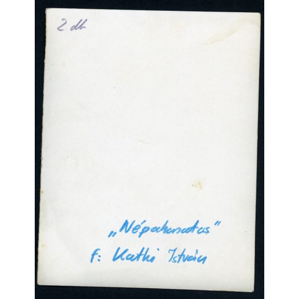 Katkó István fotója, kisfiú a Népakarat című napilappal, sajtótörténet, újság, szocializmus, média, 1960-as évek, Eredeti fotó, papírkép.   