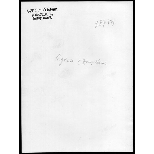 Nagyobb méret, Szendrő István fotóművészeti alkotása. Fiú, népviseletben, Cigánd, Borsod-Abaúj-Zemplén megye 1930-as évek. Eredeti, pecséttel jelzett fotó, papírkép, Agfa Brovira papíron. Dekorációnak