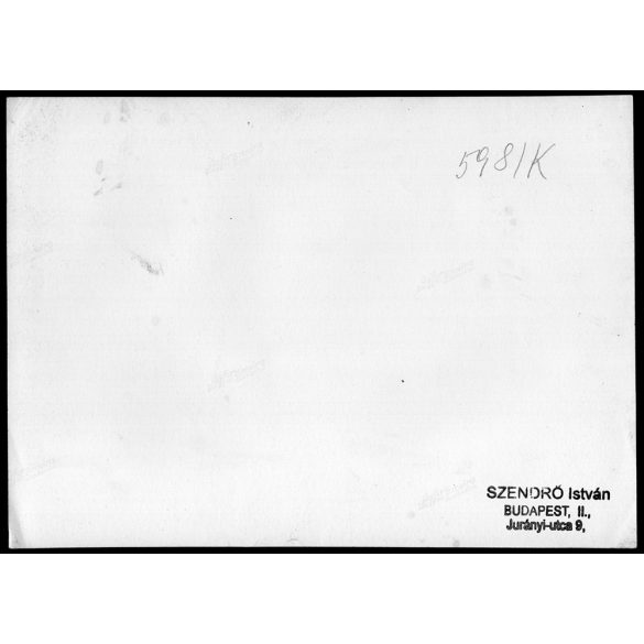 Nagyobb méret, Szendrő István fotóművészeti alkotása. Motorcsónakkal a vízen, 1930-as évek. Eredeti, pecséttel jelzett fotó, papírkép, Agfa Brovira papíron. Dekorációnak, ajándéknak is kiváló. 