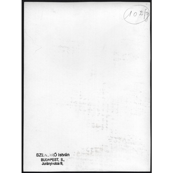 Nagyobb méret, Szendrő István fotóművészeti alkotása. Kislány, játék mackóval, 1930-as évek. Eredeti, pecséttel jelzett fotó, papírkép. Dekorációnak, ajándéknak is kiváló. 