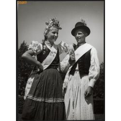   Nagyobb méret, Szendrő István fotóművészeti alkotása. Pár, népviseletben, Alsóberecki, Borsod-Abaúj-Zemplén megye, 1930-as évek. Eredeti, pecséttel jelzett fotó, papírkép, Agfa Brovira papíron. Dekorá