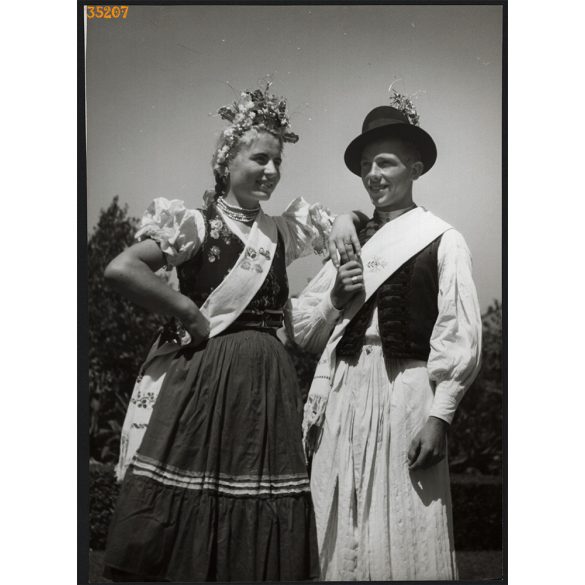 Nagyobb méret, Szendrő István fotóművészeti alkotása. Pár, népviseletben, Alsóberecki, Borsod-Abaúj-Zemplén megye, 1930-as évek. Eredeti, pecséttel jelzett fotó, papírkép, Agfa Brovira papíron. Dekorá