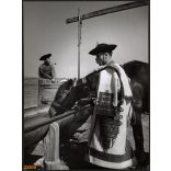 Nagyobb méret, Szendrő István fotóművészeti alkotása. Csikós itatja lovát, 1930-as évek. Eredeti, pecséttel jelzett fotó, papírkép, Agfa Brovira papíron. Dekorációnak, ajándéknak is kiváló. 