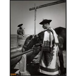   Nagyobb méret, Szendrő István fotóművészeti alkotása. Csikós itatja lovát, 1930-as évek. Eredeti, pecséttel jelzett fotó, papírkép, Agfa Brovira papíron. Dekorációnak, ajándéknak is kiváló. 
