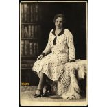 Szombathy nővérek műterme, Cegléd, elegáns hölgy szőrmén, különös festett háttér előtt, Pest megye, helytörténet, 1930-as évek, Eredeti fotó, papírkép.   