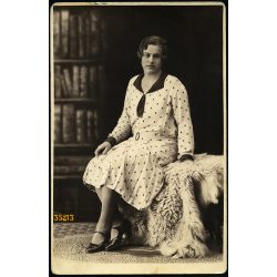   Szombathy nővérek műterme, Cegléd, elegáns hölgy szőrmén, különös festett háttér előtt, Pest megye, helytörténet, 1930-as évek, Eredeti fotó, papírkép.   