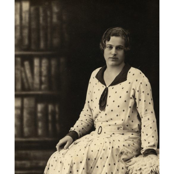 Szombathy nővérek műterme, Cegléd, elegáns hölgy szőrmén, különös festett háttér előtt, Pest megye, helytörténet, 1930-as évek, Eredeti fotó, papírkép.   