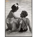 Nagyobb méret, Szendrő István fotóművészeti alkotása. Strandolás, 1930-as évek. Eredeti, pecséttel jelzett fotó, papírkép. Dekorációnak, ajándéknak is kiváló. 