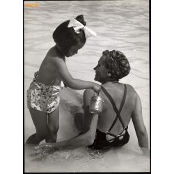   Nagyobb méret, Szendrő István fotóművészeti alkotása. Strandolás, 1930-as évek. Eredeti, pecséttel jelzett fotó, papírkép. Dekorációnak, ajándéknak is kiváló. 