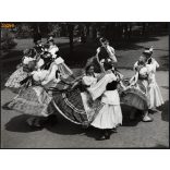 Nagyobb méret, Szendrő István fotóművészeti alkotása. Népviseletben, tánc, Nagybaracska, Bács-Kiskun megye , 1930-as évek. Eredeti, pecséttel jelzett fotó, papírkép. Dekorációnak, ajándéknak is kiváló