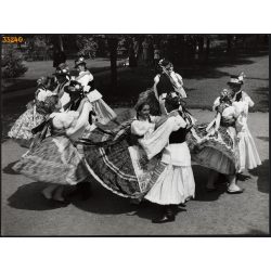   Nagyobb méret, Szendrő István fotóművészeti alkotása. Népviseletben, tánc, Nagybaracska, Bács-Kiskun megye , 1930-as évek. Eredeti, pecséttel jelzett fotó, papírkép. Dekorációnak, ajándéknak is kiváló