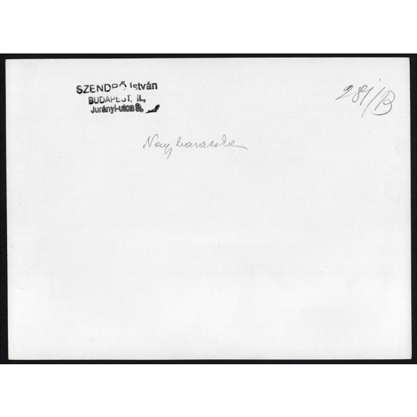 Nagyobb méret, Szendrő István fotóművészeti alkotása. Népviseletben, tánc, Nagybaracska, Bács-Kiskun megye , 1930-as évek. Eredeti, pecséttel jelzett fotó, papírkép. Dekorációnak, ajándéknak is kiváló