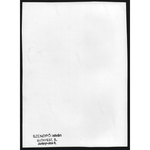 Nagyobb méret, Szendrő István fotóművészeti alkotása. Budapest, V. kerület, Szabadság tér, Erkélyes országzászló, 1930-as évek. Eredeti, pecséttel jelzett fotó, papírkép, Agfa Brovira papíron. Dekorác