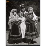 Nagyobb méret, Szendrő István fotóművészeti alkotása. Népviseletben, 1930-as évek. Eredeti, pecséttel jelzett fotó, papírkép, Agfa Brovira papíron. Dekorációnak, ajándéknak is kiváló. 