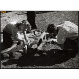 Nagyobb méret, Szendrő István fotóművészeti alkotása. Robbanómotoros repülőmodell építés, 1930-as évek. Eredeti, pecséttel jelzett fotó, papírkép, Agfa Brovira papíron. Dekorációnak, ajándéknak is kiv