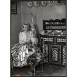 Nagyobb méret, Szendrő István fotóművészeti alkotása. Őcsény, Tolna megye, hölgy, népviseletben, rokkával, 1930-as évek. Eredeti, pecséttel jelzett fotó, papírkép, Agfa Brovira papíron. Dekorációnak, 