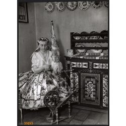   Nagyobb méret, Szendrő István fotóművészeti alkotása. Őcsény, Tolna megye, hölgy, népviseletben, rokkával, 1930-as évek. Eredeti, pecséttel jelzett fotó, papírkép, Agfa Brovira papíron. Dekorációnak, 