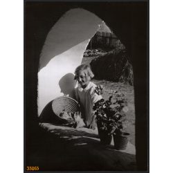   Nagyobb méret, Szendrő István fotóművészeti alkotása. Kiscicákkal, 1930-as évek. Eredeti, pecséttel jelzett fotó, papírkép, Agfa Brovira papíron. Dekorációnak, ajándéknak is kiváló. 