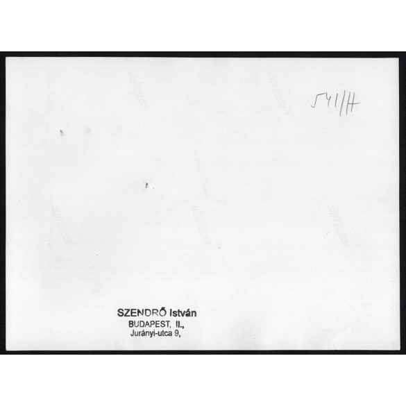 Nagyobb méret, Szendrő István fotóművészeti alkotása. Asszonyok, piros paprikával, 1930-as évek. Eredeti, pecséttel jelzett fotó, papírkép, Agfa Brovira papíron. Dekorációnak, ajándéknak is kiváló. 