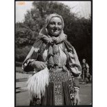 Nagyobb méret, Szendrő István fotóművészeti alkotása. Asszony nádasdaróci népviseletben, Nádasdaróc, Erdély, Kolozs megye, 1930-as évek. Eredeti, pecséttel jelzett fotó, papírkép, Agfa Brovira papíron