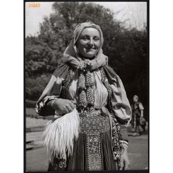   Nagyobb méret, Szendrő István fotóművészeti alkotása. Asszony nádasdaróci népviseletben, Nádasdaróc, Erdély, Kolozs megye, 1930-as évek. Eredeti, pecséttel jelzett fotó, papírkép, Agfa Brovira papíron