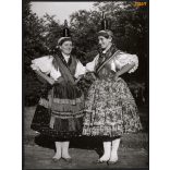 Nagyobb méret, Szendrő István fotóművészeti alkotása. Asszonyok népviseletben, üveggel a fejükön, Báta, Tolna megye, néprajz, helytörténet, 1930-as évek. Eredeti, pecséttel jelzett fotó, papírkép, Agf