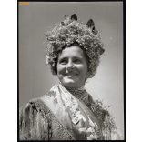 Nagyobb méret, Szendrő István fotóművészeti alkotása. Lány, népviseletben, fejfedő, Tiszapolgár, Hajdú-Bihar megye, néprajz, helytörténet. 1930-as évek. Eredeti, pecséttel jelzett fotó, papírkép, Agfa