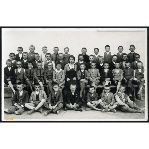 Osztálykép tanító nénivel.  Farkasd (Vágfarkasd), Felvidék, 1932-33 isk. év, V. fiú osztály, helytörténet, iskola, 1933, 1930-as évek, Eredeti fotó, papírkép.   