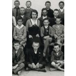 Osztálykép tanító nénivel.  Farkasd (Vágfarkasd), Felvidék, 1932-33 isk. év, V. fiú osztály, helytörténet, iskola, 1933, 1930-as évek, Eredeti fotó, papírkép.   