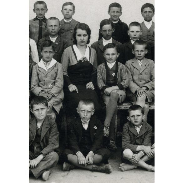 Osztálykép tanító nénivel.  Farkasd (Vágfarkasd), Felvidék, 1932-33 isk. év, V. fiú osztály, helytörténet, iskola, 1933, 1930-as évek, Eredeti fotó, papírkép.   