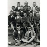 Osztálykép tanító nénivel.  Farkasd (Vágfarkasd), Felvidék, 1932-33 isk. év, V. fiú osztály, helytörténet, iskola, 1933, 1930-as évek, Eredeti fotó, papírkép.   