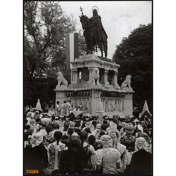 Nagyobb méret, Szendrő István fotóművészeti alkotása. Budapest, Budai vár, Szent István lovasszobra, ünnepség, 1930-as évek. Eredeti, pecséttel jelzett fotó, papírkép, Agfa Brovira papíron. Dekoráción