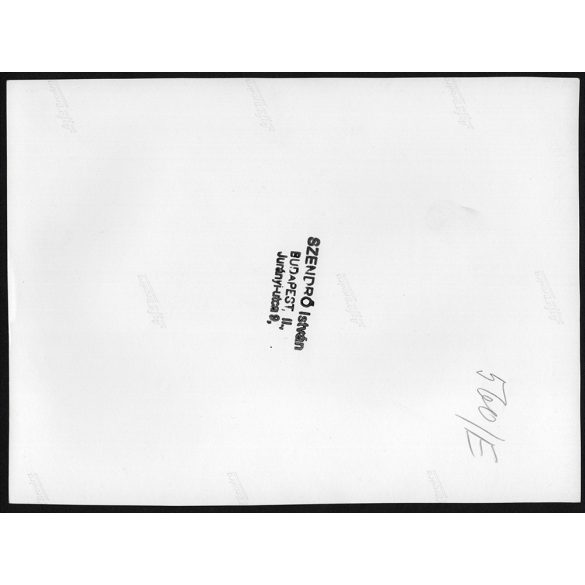 Nagyobb méret, Szendrő István fotóművészeti alkotása. Férfi kalapban, pipával, díszes vázák, 1930-as évek. Eredeti, pecséttel jelzett fotó, papírkép, Agfa Brovira papíron. Dekorációnak, ajándéknak is 