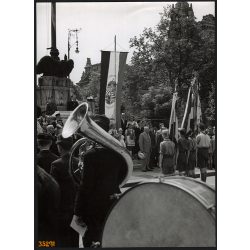   Nagyobb méret, Szendrő István fotóművészeti alkotása. Budapest, V. kerület, Szabadság tér, Erkélyes országzászló, ünnepség, trombita, 1930-as évek. Eredeti, pecséttel jelzett fotó, papírkép, Agfa Brov