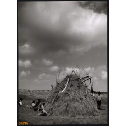   Nagyobb méret, Szendrő István fotóművészeti alkotása. Pihenő parasztok a mezőn, aratás, kaszák a szalmakazalban, néprajz, népviselet, 1930-as évek. Eredeti, pecséttel jelzett fotó, papírkép, Agfa Brov