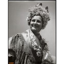   Nagyobb méret, Szendrő István fotóművészeti alkotása. Fiatal nő, népviseletben, Polgár, Hajdú-Bihar megye, néprajz, helytörténet, 1930-as évek. Eredeti, pecséttel jelzett fotó, papírkép, Agfa Brovira 