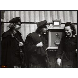   Nagyobb méret, Szendrő István fotóművészeti alkotása. Postás kolleginák, 1930-as évek. Eredeti, pecséttel jelzett fotó, papírkép, Agfa Brovira papíron. Dekorációnak, ajándéknak is kiváló. 