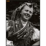 Nagyobb méret, Szendrő István fotóművészeti alkotása. Lány, népviseletben, Nagylóc, Nógrád megye, 1930-as évek. Eredeti, pecséttel jelzett fotó, papírkép, Agfa Brovira papíron. Dekorációnak, ajándékna