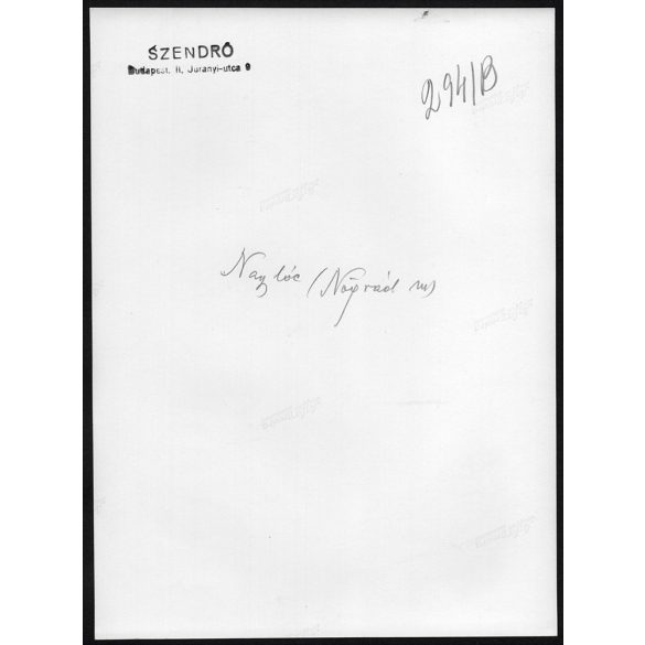 Nagyobb méret, Szendrő István fotóművészeti alkotása. Lány, népviseletben, Nagylóc, Nógrád megye, 1930-as évek. Eredeti, pecséttel jelzett fotó, papírkép, Agfa Brovira papíron. Dekorációnak, ajándékna