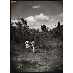   Nagyobb méret, Szendrő István fotóművészeti alkotása. Gyerekek az erdőben, 1930-as évek. Eredeti, pecséttel jelzett fotó, papírkép. Dekorációnak, ajándéknak is kiváló. 