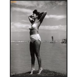   Nagyobb méret, Szendrő István fotóművészeti alkotása. Fürdőruhában a Balatonparton, 1930-as évek. Eredeti, pecséttel jelzett fotó, papírkép, Agfa Brovira papíron. Dekorációnak, ajándéknak is kiváló. 