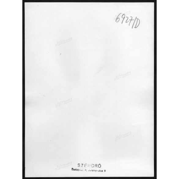 Nagyobb méret, Szendrő István fotóművészeti alkotása. Fürdőruhában a Balatonparton, 1930-as évek. Eredeti, pecséttel jelzett fotó, papírkép, Agfa Brovira papíron. Dekorációnak, ajándéknak is kiváló. 