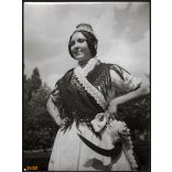 Nagyobb méret, Szendrő István fotóművészeti alkotása. Lány, palóc népviseletben, Atkár, Heves megye, 1930-as évek. Eredeti, pecséttel jelzett fotó, papírkép, Agfa Brovira papíron. Dekorációnak, ajándé