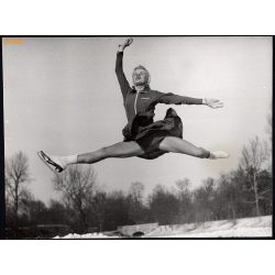   Nagyobb méret, Szendrő István fotóművészeti alkotása. Műkorcsolyázó a levegőben, 1930-as évek. Eredeti, pecséttel jelzett fotó, papírkép, Agfa Brovira papíron. Dekorációnak, ajándéknak is kiváló.