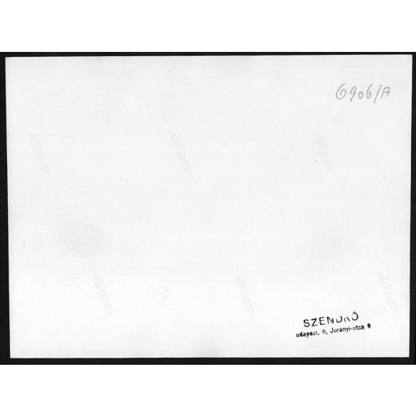 Nagyobb méret, Szendrő István fotóművészeti alkotása. Műkorcsolyázó a levegőben, 1930-as évek. Eredeti, pecséttel jelzett fotó, papírkép, Agfa Brovira papíron. Dekorációnak, ajándéknak is kiváló.