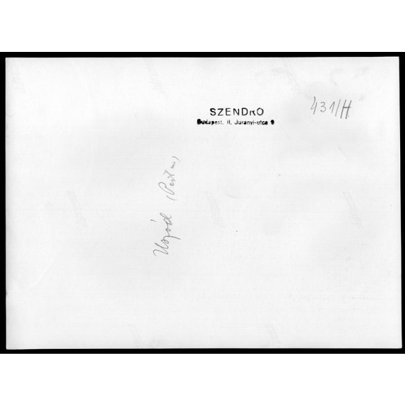 Nagyobb méret, Szendrő István fotóművészeti alkotása. Fiatalok népviseletben, néptánc, Uszód, Bács-Kiskun megye, 1930-as évek. Eredeti, pecséttel jelzett fotó, papírkép, Agfa Brovira papíron. Dekoráci