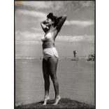 Nagyobb méret, Szendrő István fotóművészeti alkotása. Fürdőruhában a Balatonparton, 1930-as évek. Eredeti, pecséttel jelzett fotó, papírkép, Agfa Brovira papíron. Dekorációnak, ajándéknak is kiváló. 