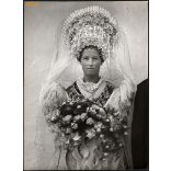 Nagyobb méret, Szendrő István fotóművészeti alkotása. Fiatal nő, esküvő, menyasszony, különös fejdísz, 1930-as évek. Eredeti, pecséttel jelzett fotó, papírkép. Dekorációnak, ajándéknak is kiváló. 
