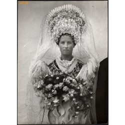   Nagyobb méret, Szendrő István fotóművészeti alkotása. Fiatal nő, esküvő, menyasszony, különös fejdísz, 1930-as évek. Eredeti, pecséttel jelzett fotó, papírkép. Dekorációnak, ajándéknak is kiváló. 