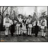 Nagyobb méret, Szendrő István fotóművészeti alkotása. Fiatalok Gyimesközéploki (Hargita megye) népviseletben, 1930-as évek. Eredeti, pecséttel jelzett fotó, papírkép, Agfa Brovira papíron. Dekorációna